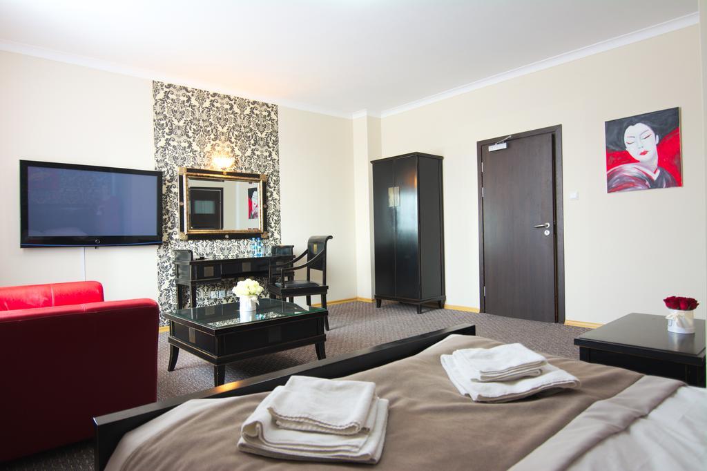 Centrum Konferencyjno-Apartamentowe Mrowka Varşovia Exterior foto