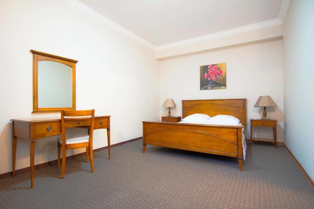 Centrum Konferencyjno-Apartamentowe Mrowka Varşovia Exterior foto