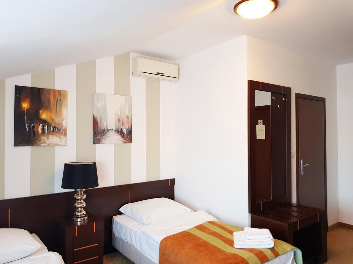 Centrum Konferencyjno-Apartamentowe Mrowka Varşovia Exterior foto